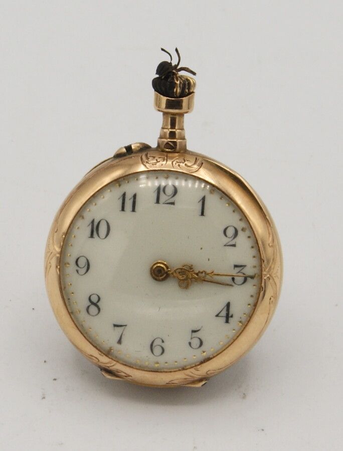 Null 女士的领口手表。采用18K金。约1900年。圆筒运动。

搪瓷表盘。路易十五风格的手。缺少贝利耶尔的环。 背面有3个金叉装饰。直径：24毫米。毛重：1&hellip;