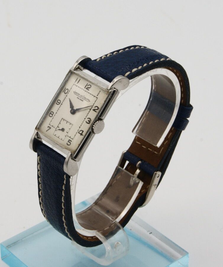 Null Jaeger-LeCoultre Uniplan钢制腕表。约1935年。积家438型手动上弦机芯。银色的表盘。秒针位于其长方形表盘的6点钟位置。精钢表&hellip;