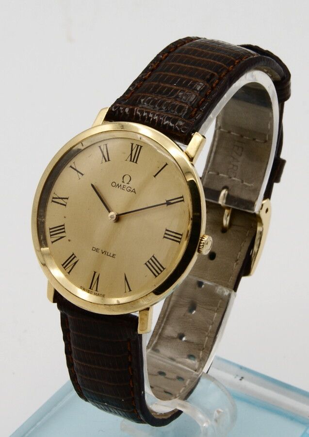 Null Omega De Ville Extraflache Armbanduhr aus 18 Karat Gelbgold. Um 1970. Kalib&hellip;