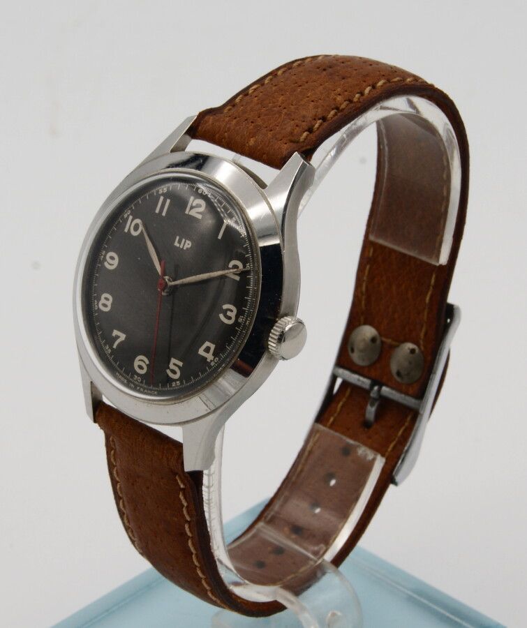Null LIP钢制手镯手表。约1955年。手动上链机芯R25。黑色漆面表盘，白色印刷阿拉伯数字。鼠尾草叶钢手。红色中央秒针。旋入式精钢底盖上有Lip标志。直径&hellip;
