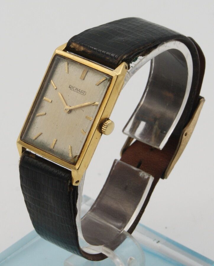 Null 理查德18K金腕表 大约1950年。带有Incabloc的瑞士锚式机芯。银色金属表盘上有签名。棍子手和应用指数。长方形的箱子。尺寸为32x22毫米。毛&hellip;