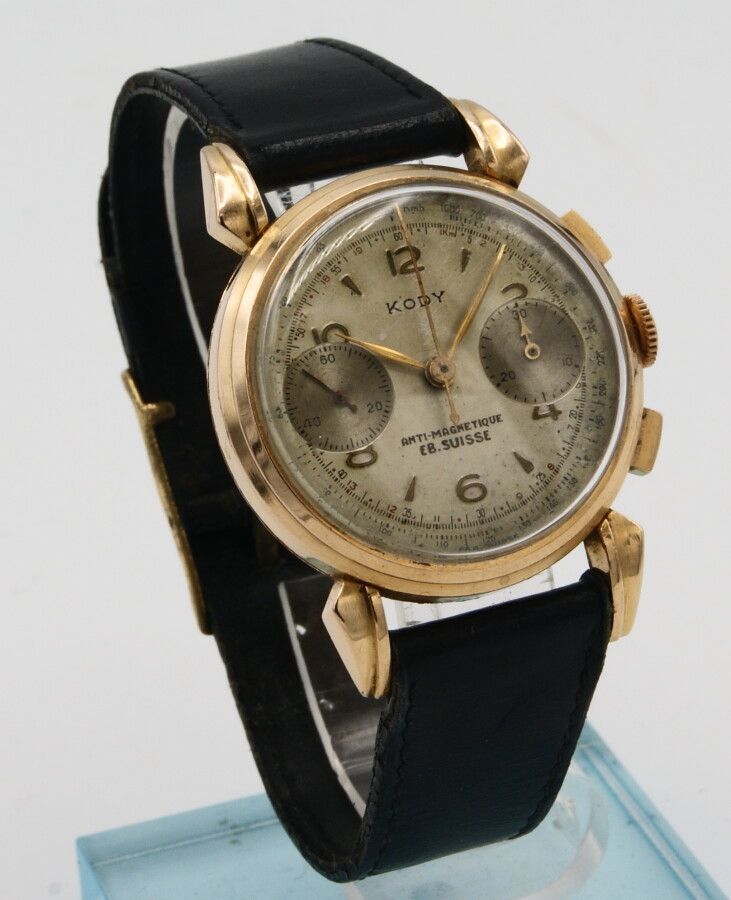 Null Orologio da polso cronografo Kody in oro giallo 18 carati. Circa 1950. Cali&hellip;