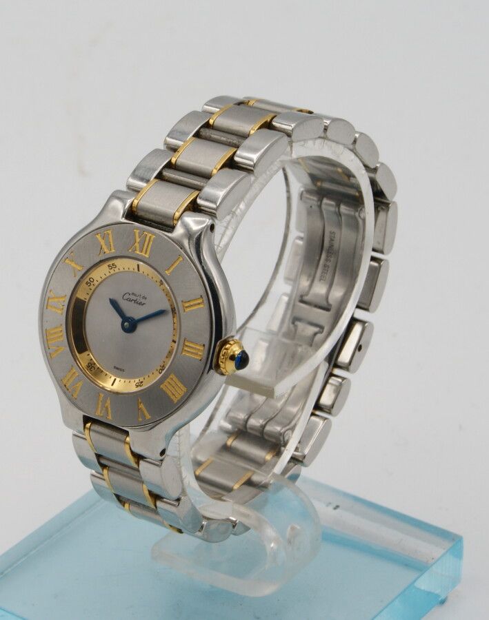 Null 卡地亚Must 21女士腕表。约在2000年。 1340型。黄金和精钢表壳和表带。蓝宝石水晶。Glaive的手。表圈上有镀金的罗马数字。蝴蝶手镯开口处&hellip;