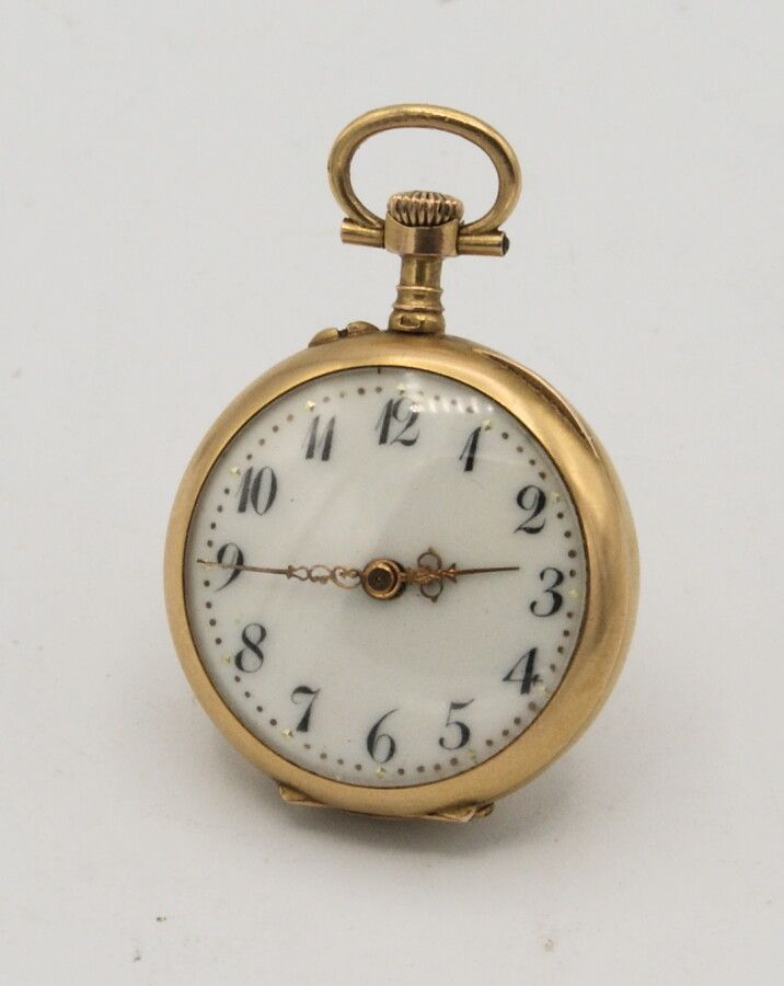 Null Kragenuhr für eine Dame. Aus 18 Karat Gold. Um 1900. Uhrwerk mit Zylinder. &hellip;