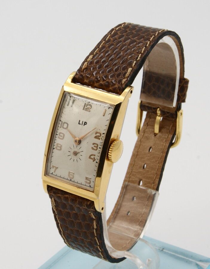 Null Rectangular Lip bracelet watch. Gold plated. Circa 1940. Mechanical winding&hellip;