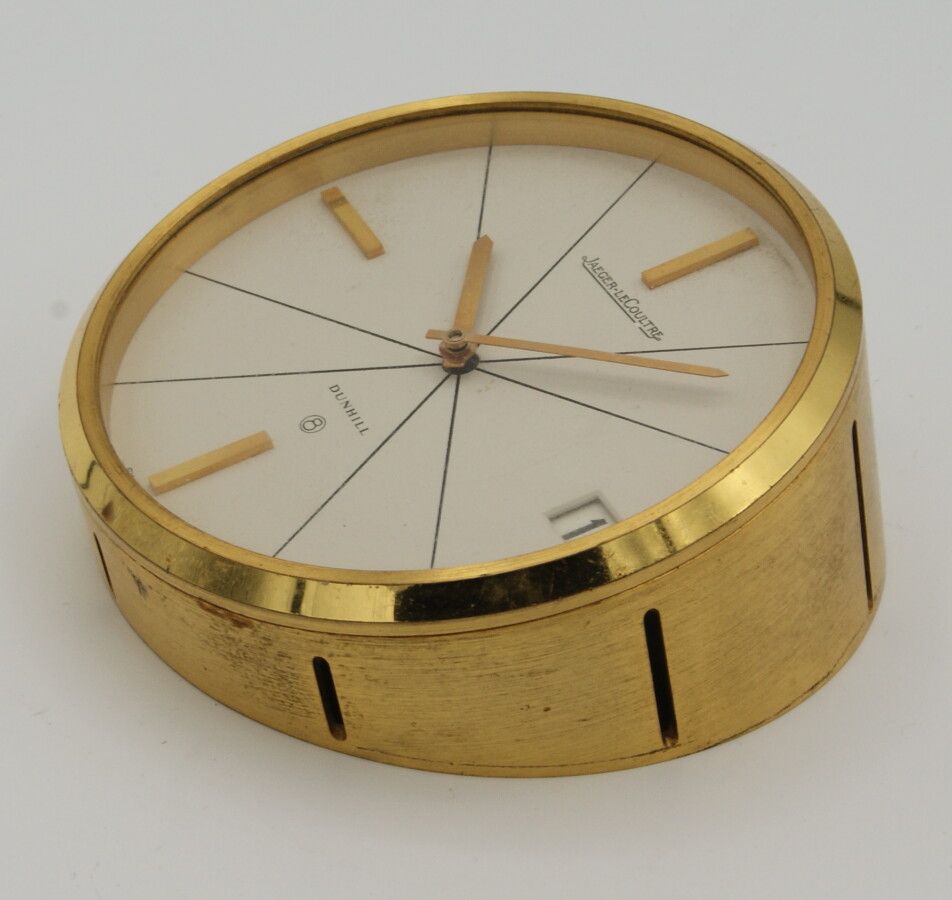 Null Jaeger-LeCoultre为Dunhill设计的台钟。约1960年。8天手动上链机芯。漆面表盘，3点钟位置有日期。通过按钮设置日期。棍子的手。应&hellip;