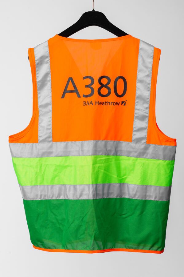 Null A380. LOGISTIC. Airplane operator's vest at Heathrow airport. By unit. Size&hellip;