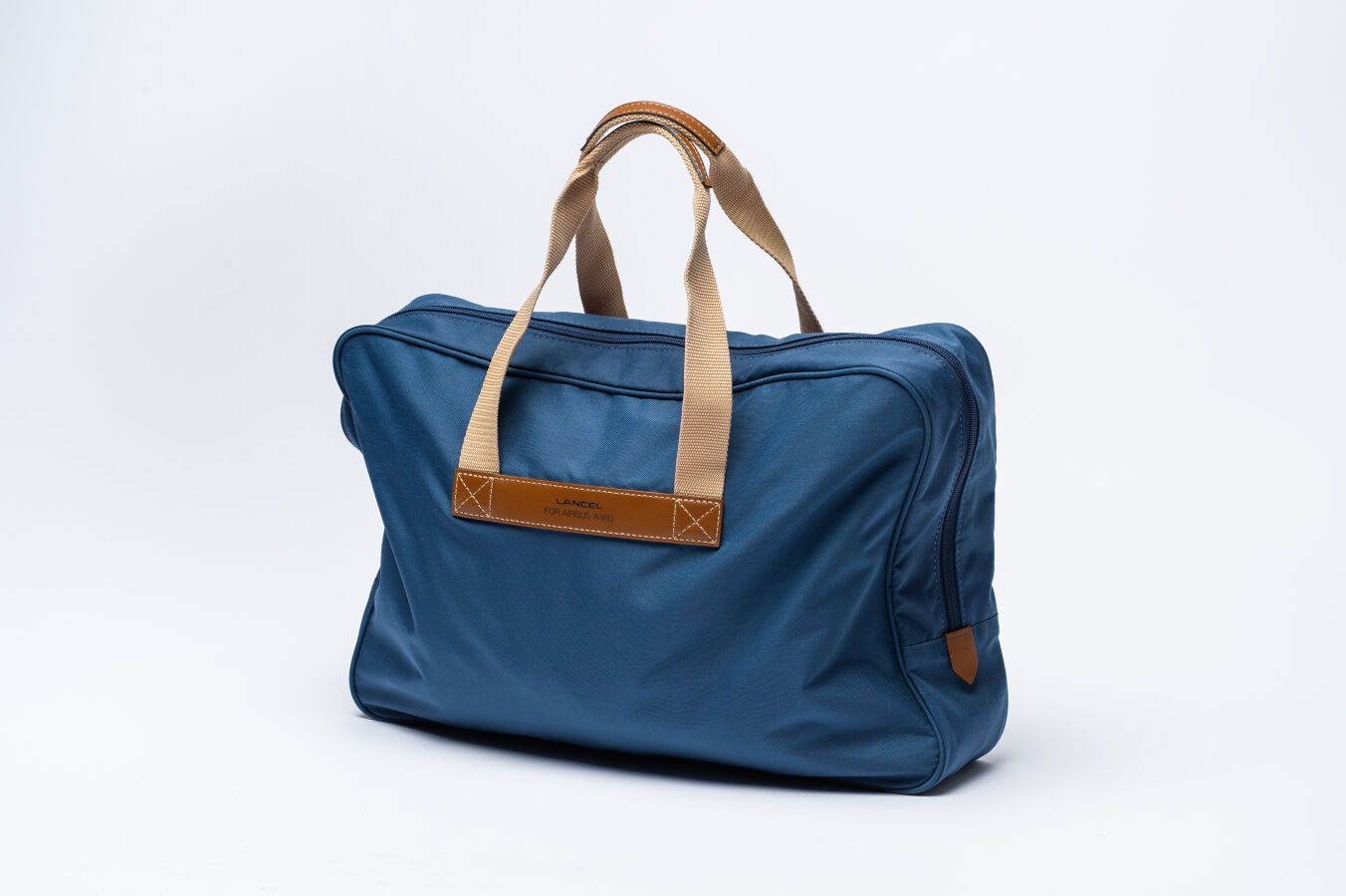 Null A380. Sac Lancel. Sac de voyage créé par le maroquinier Lancel à l'occasion&hellip;