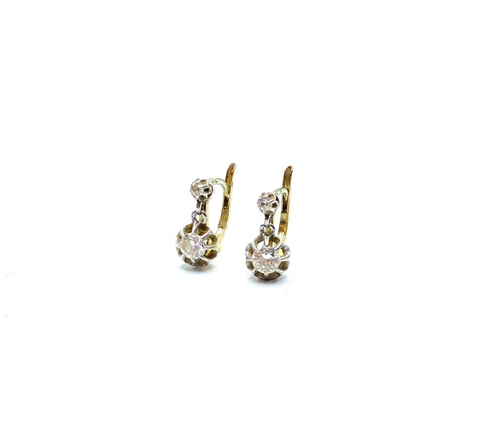 Null Paire de pendants d'oreilles en platine et or gris 750/1000 (18K) ornée en &hellip;