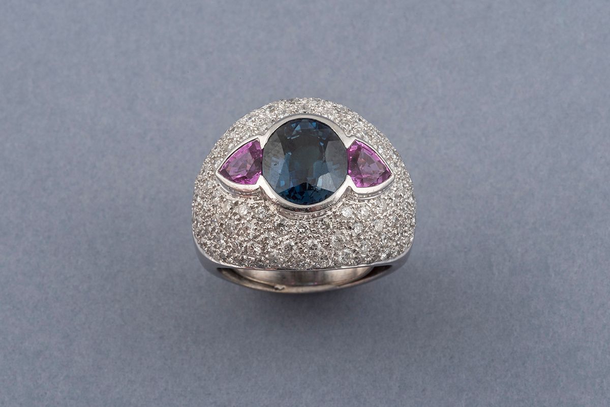 Null 18K白金戒指，镶嵌钻石（约2克拉）、缅甸蓝宝石（约4克拉）和粉红蓝宝石。手指大小为51。毛重20.1克。附有2018年2月6日摩纳哥宝石实验室证书n&hellip;