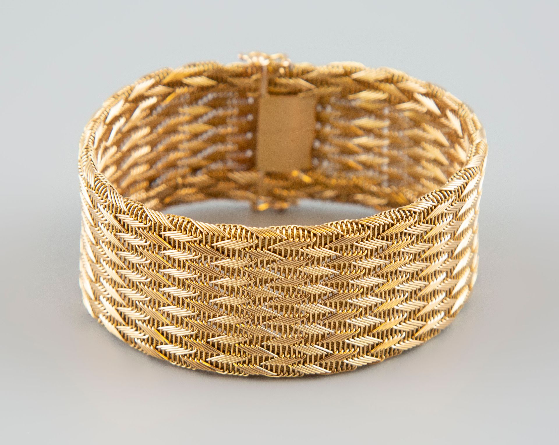 Null Articulated bracelet in 18K yellow gold 750°. Weight 50,3g.
