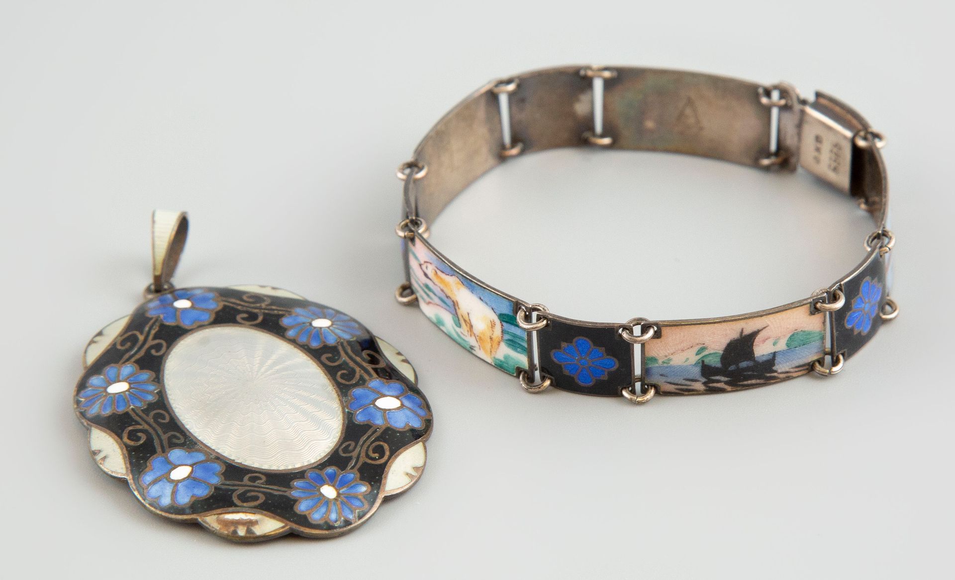 Null Lot including an enamelled silver pendant and an enamelled silver bracelet.&hellip;