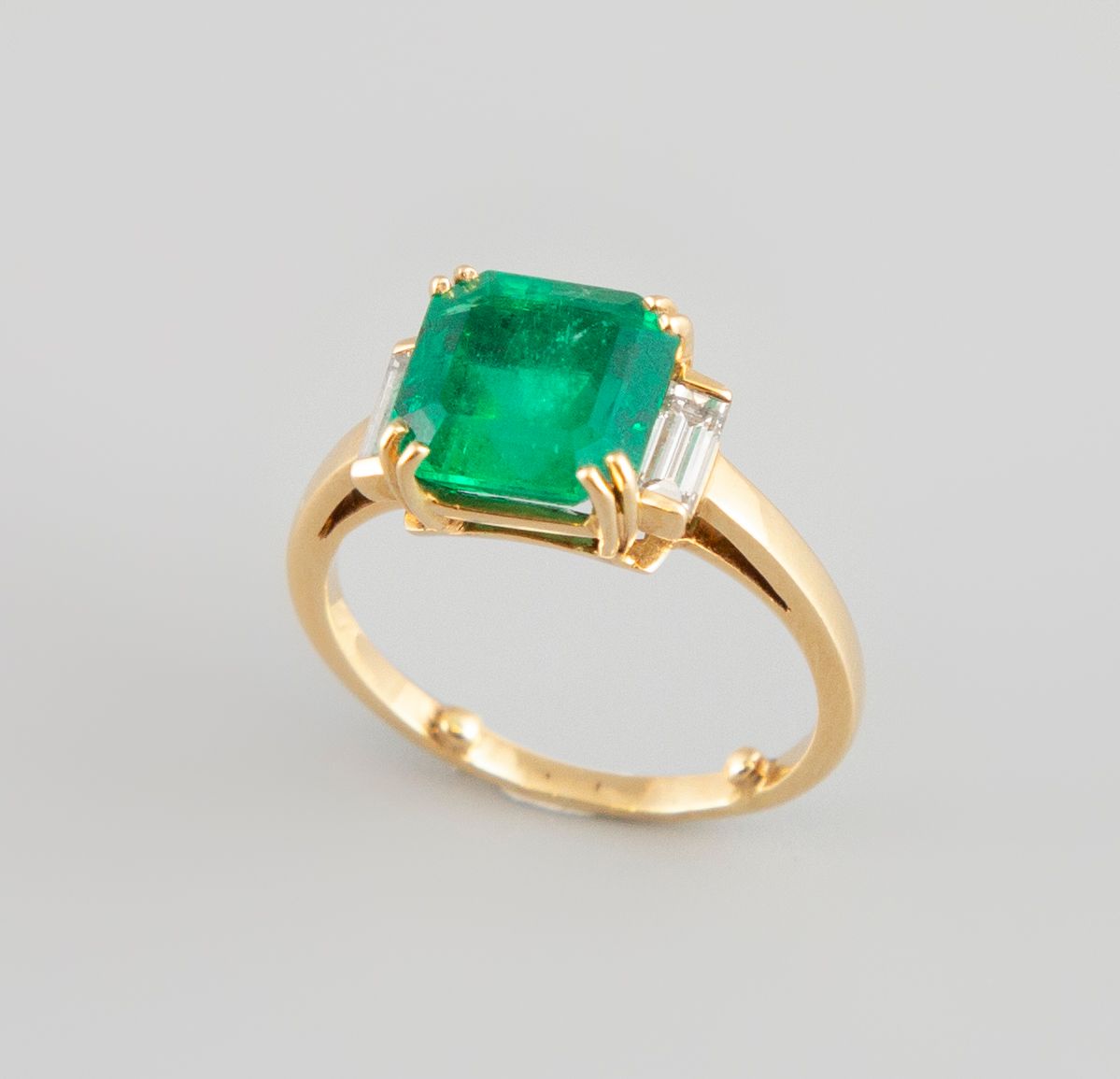 Null 18K yellow gold ring set with a Colombian emerald (approx. 4cts) and baguet&hellip;