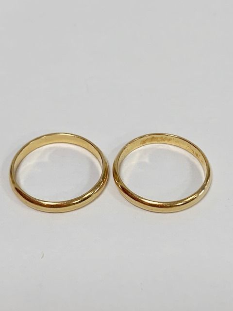 Null 
两款18K黄金750°的结婚戒指。手指大小为60。重量5,8克。
