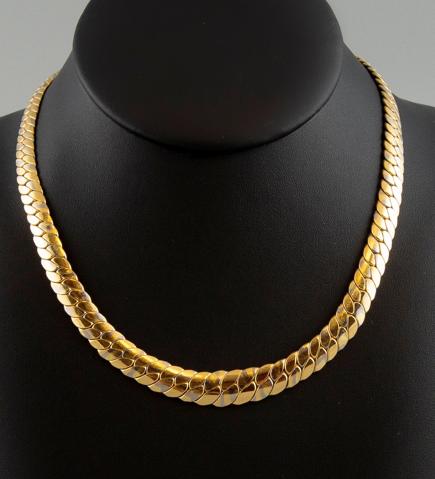 Null Collier ras de cou deux ors 18K 750° maille plate. Poids 37,7g.