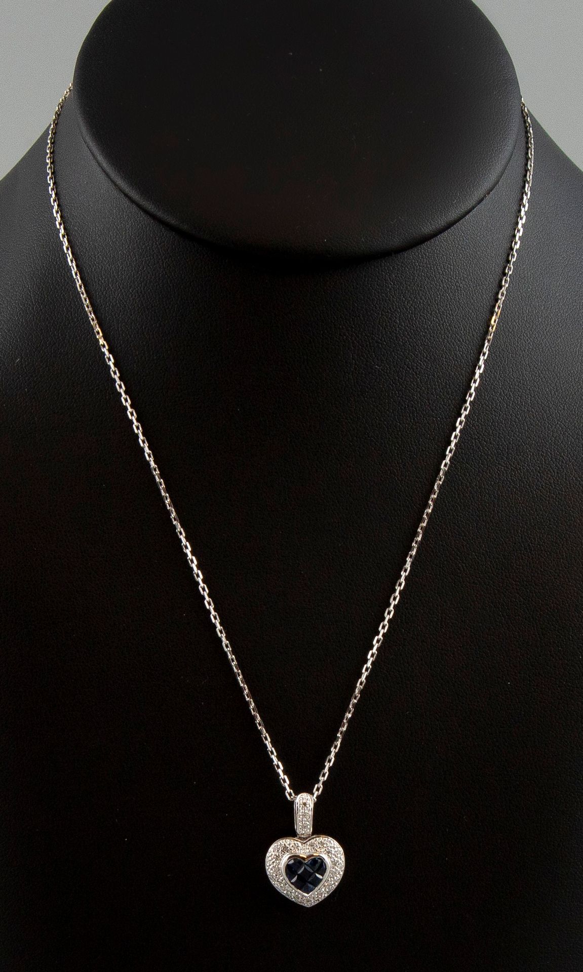 Null 18K白金项链，镶有隐形蓝宝石的钻石双心。钻石吊架。毛重5.9克。
