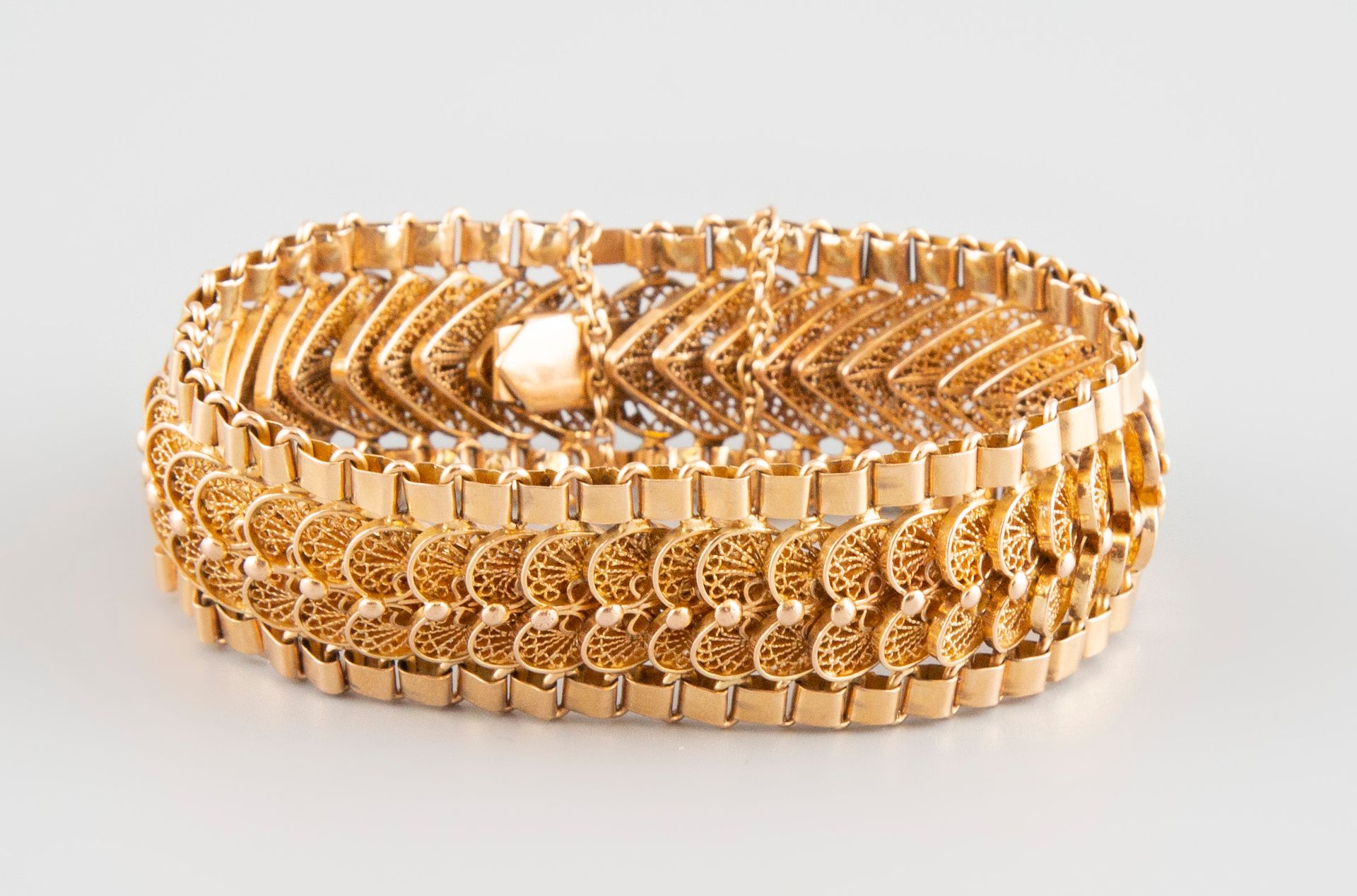 Null Articulated bracelet in foreign yellow gold. Weight 66,5g.