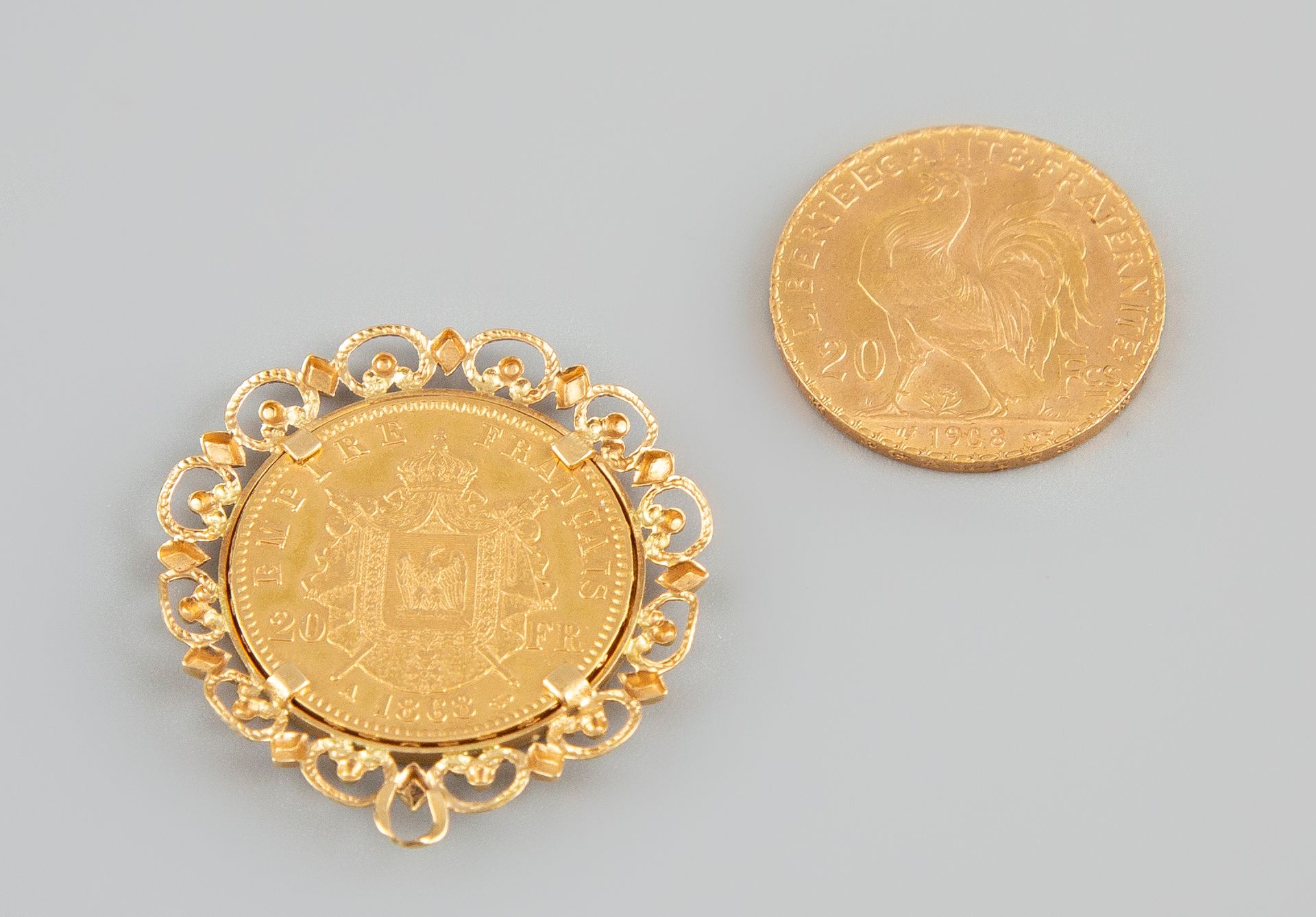 Null 1908年的20法郎金币和1868年拿破仑三世的20法郎金币装在吊坠里。重量为14.5克。