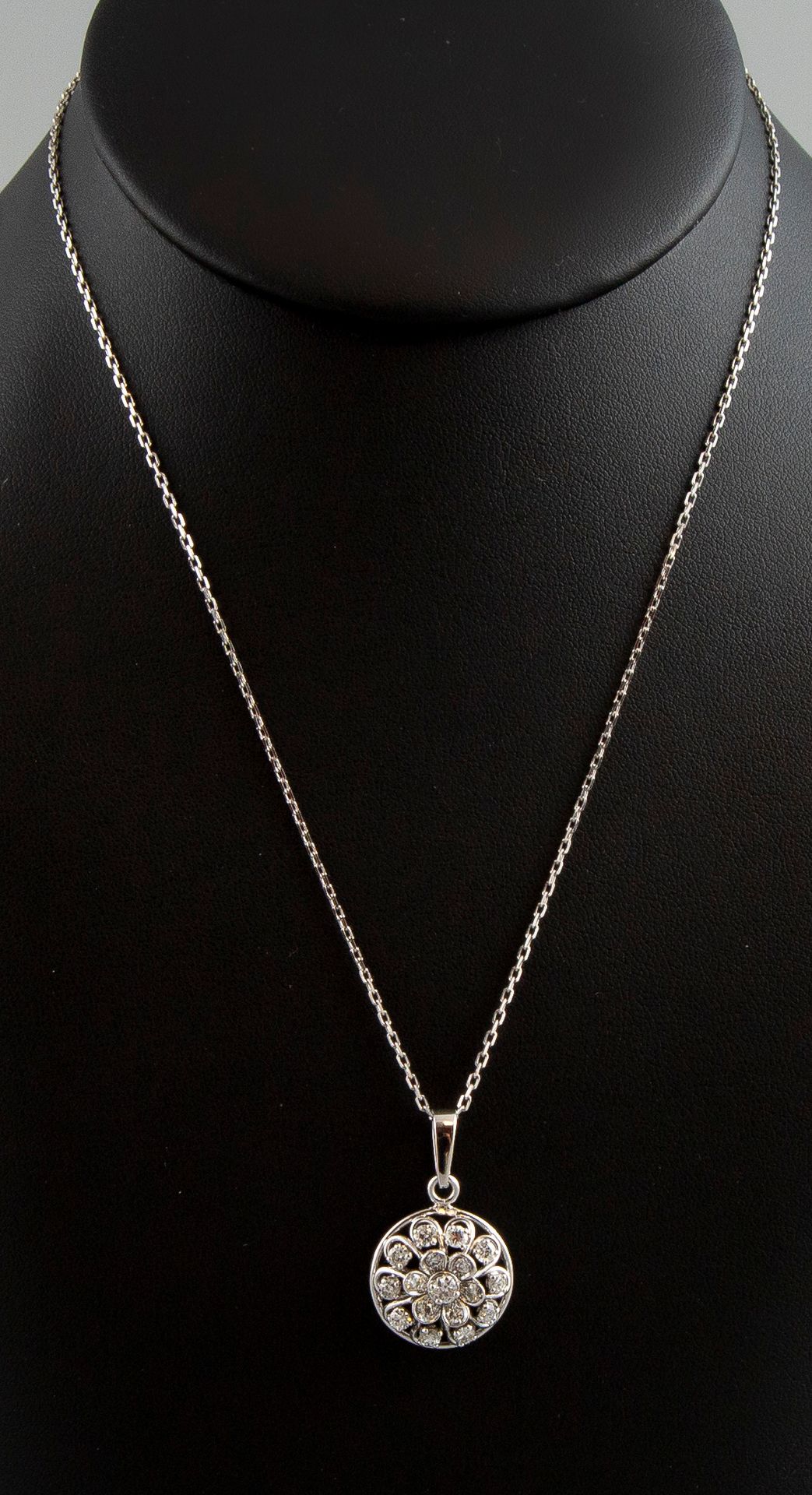 Null 18K白金吊坠，形成一个镶有钻石（约1克拉）的花环。毛重6.2克。