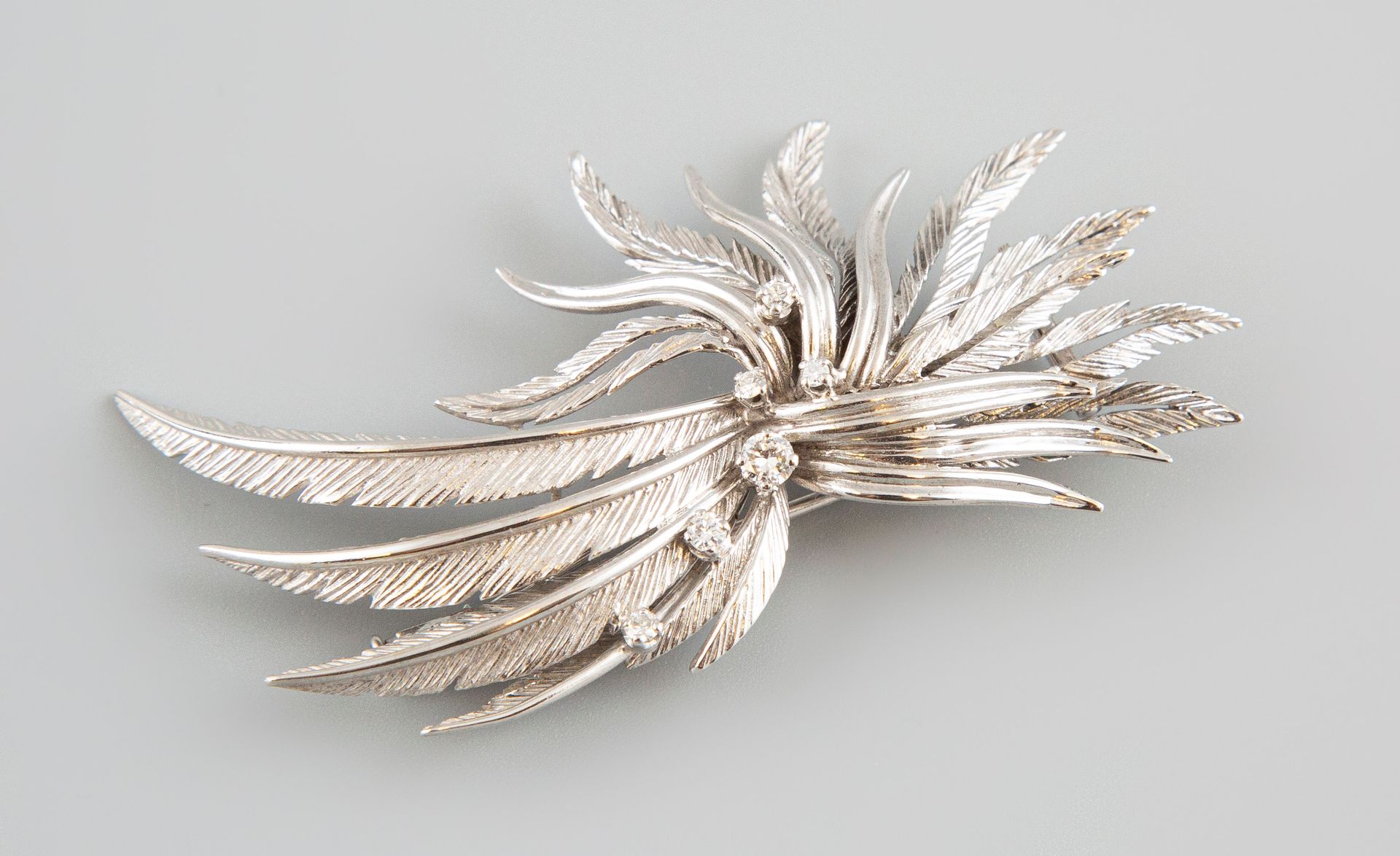 Null Leaf brooch in 18K white gold set with six diamonds. Gross weight 20,9g.