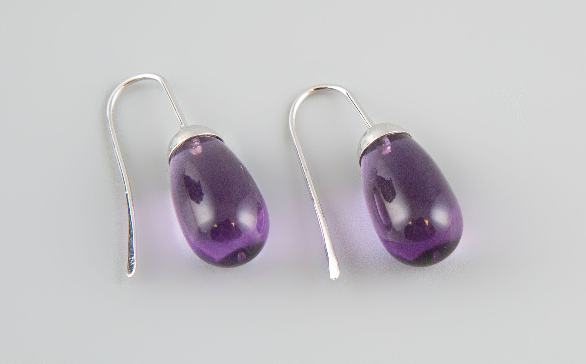 Null Pair of 18K white gold earrings with amethyst drops. Gross weight 6,9g.