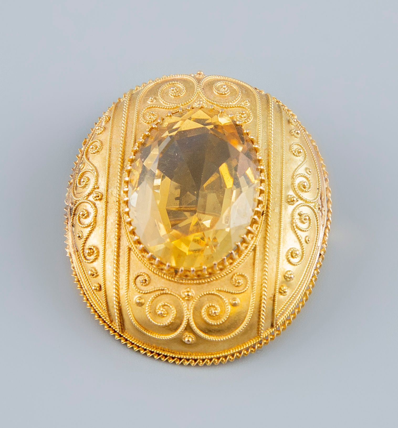 Null Yellow gold brooch with a large oval citrine in its center. Gross weight 8,&hellip;