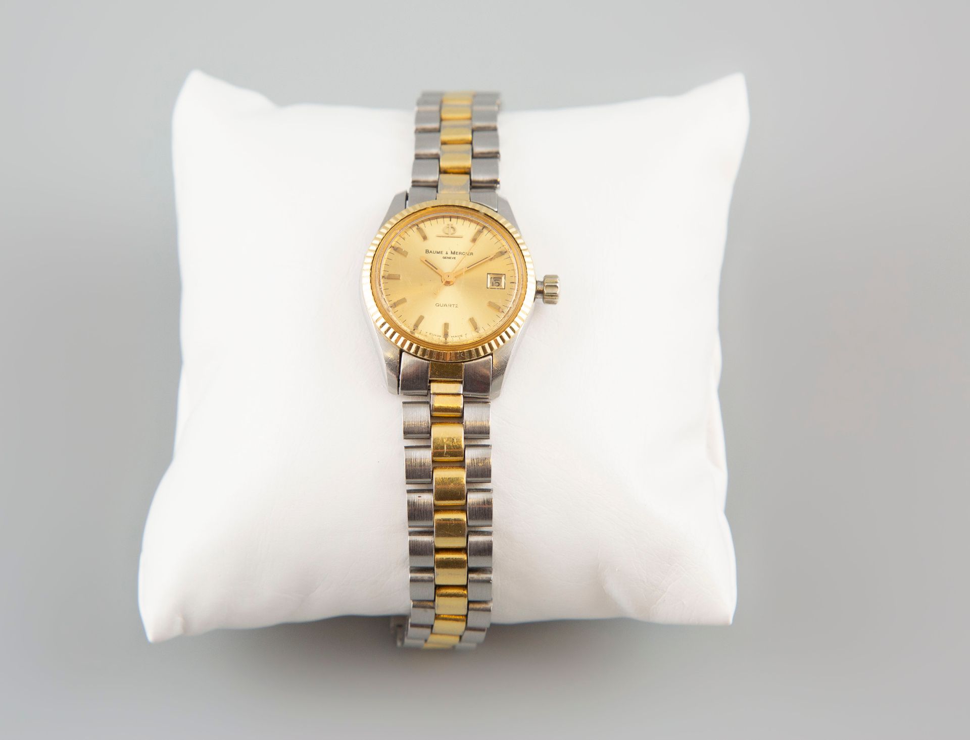 Null Baume & Mercier.金和钢的女士手表。带折叠扣的手镯。自动运动有待修订。毛重47,6克。(表盘有刮痕)。按原样出售。与它的盒子一起。