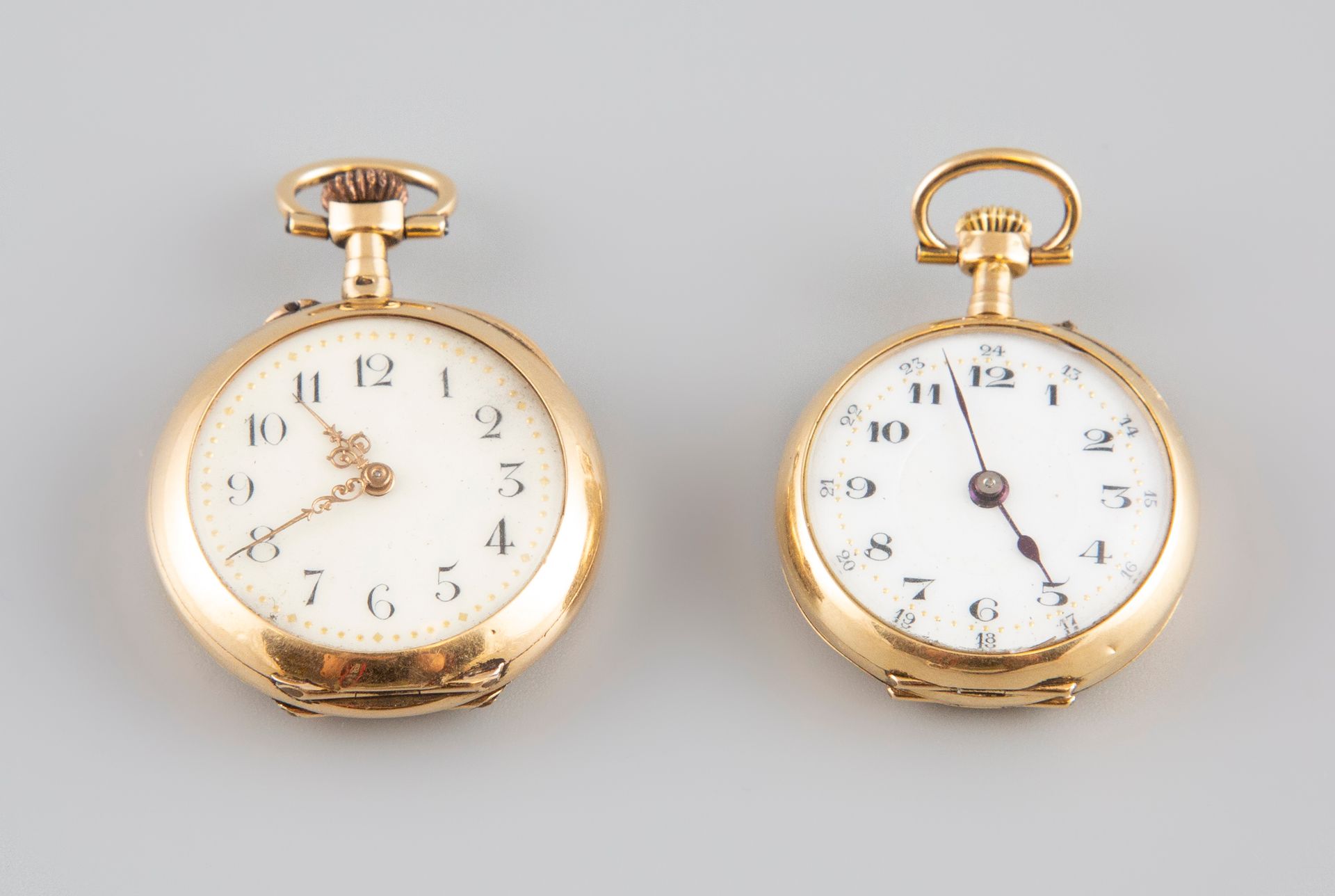 Null Due orologi da collo in oro giallo 18 carati 750°. Uno firmato Vattaire a G&hellip;