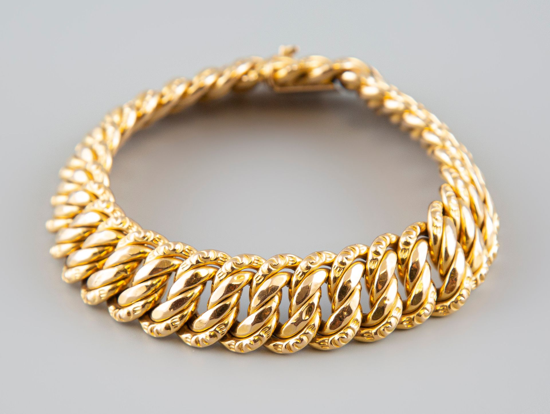 Null Articulated bracelet in 18K yellow gold 750°. Weight 30,2g.