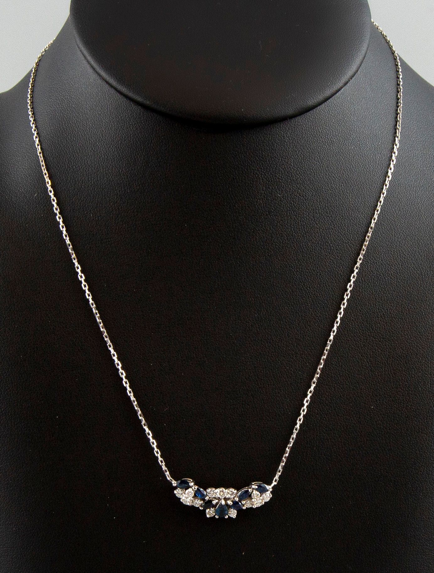 Null 18K白金项链，镶嵌脐带式蓝宝石和明亮式切割钻石。毛重4,6g。