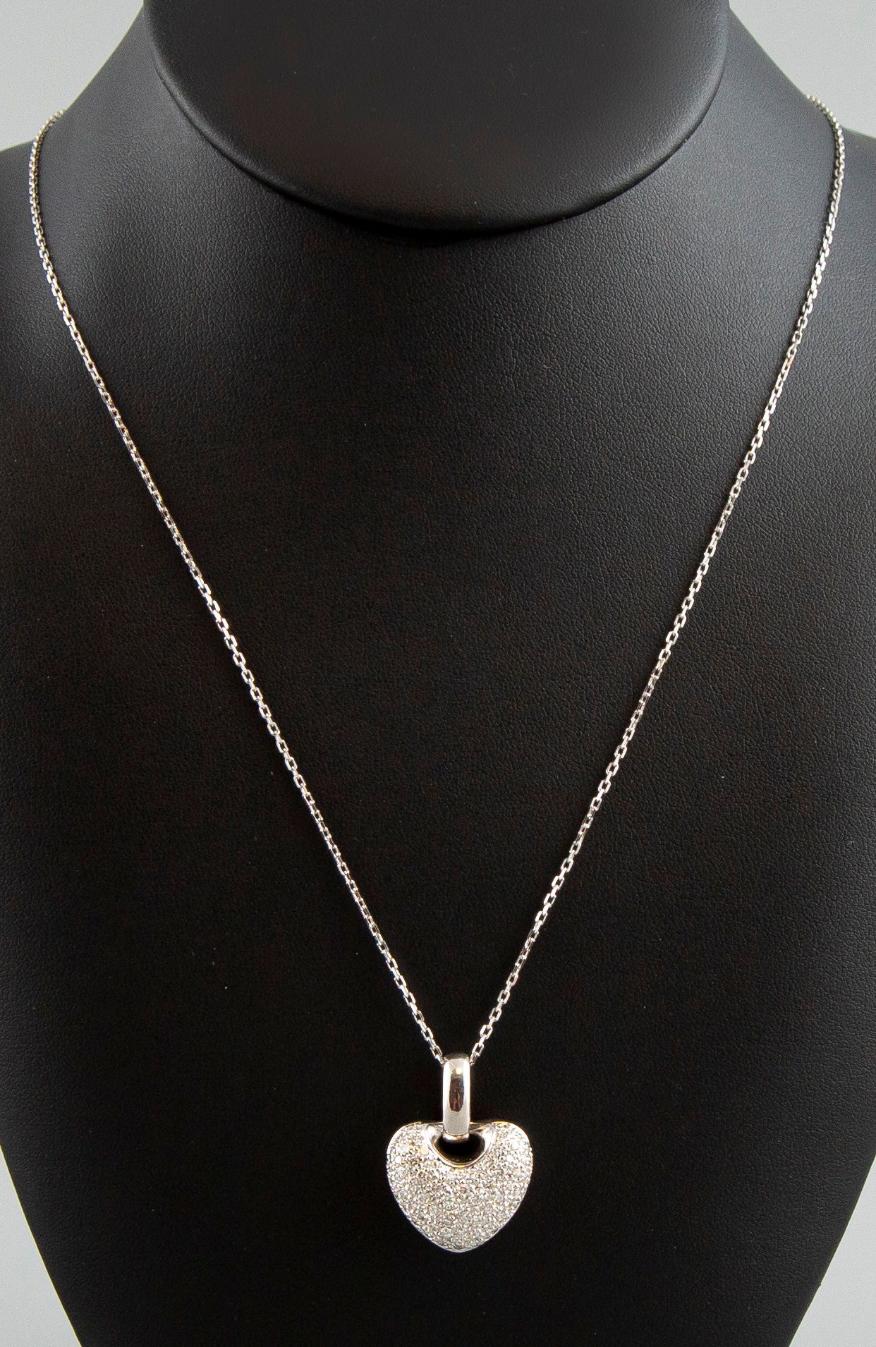 Null 18K白金长项链，钻石心形吊坠（约重2克拉）。毛重14.3克。