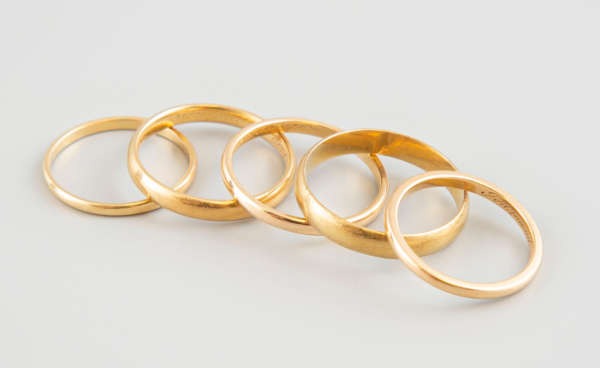 Null Five wedding rings in 18K yellow gold 750°. Total weight 12,7g.
