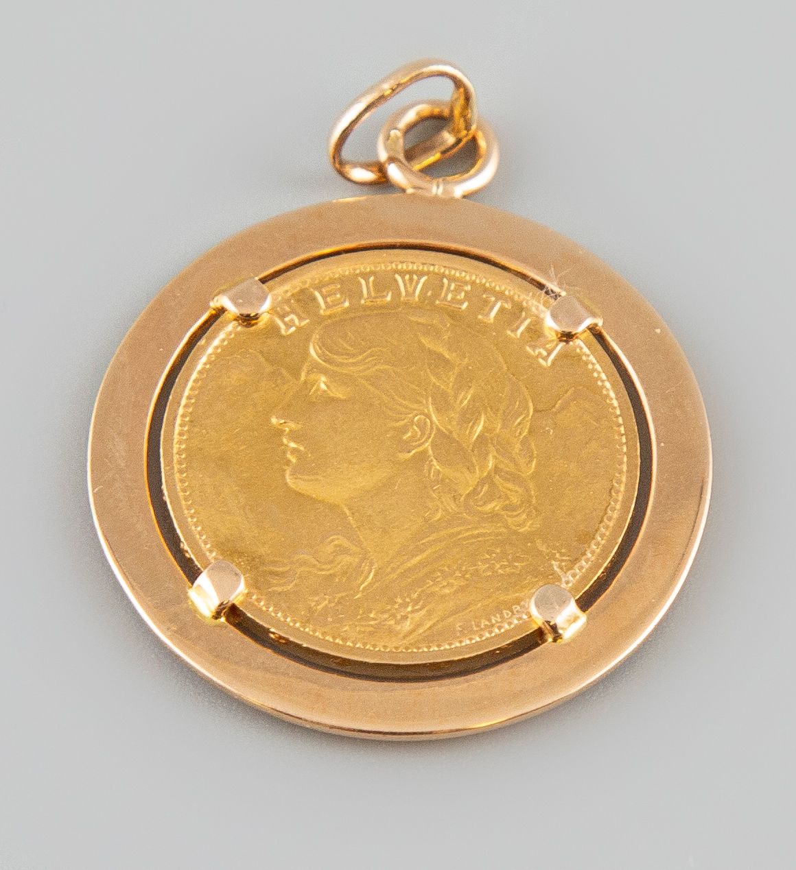 Null 镶嵌在黄金吊坠中的瑞士硬币，日期为1935年。重量为9,7克。
