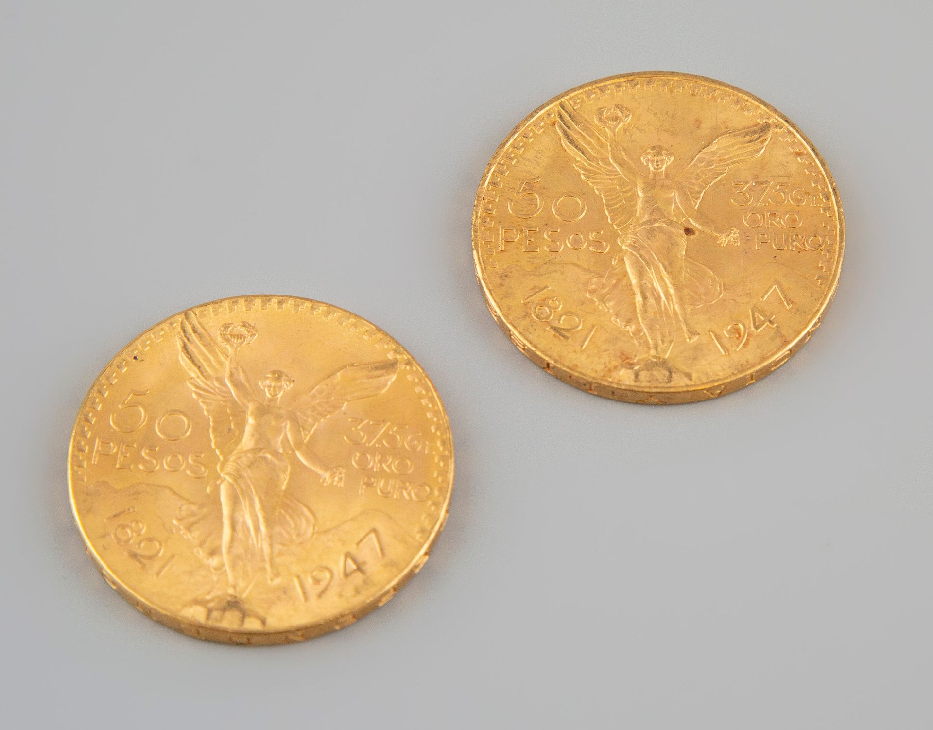 Null Dos monedas de oro de 50 pesos fechadas en 1947. Peso total 83,3g.