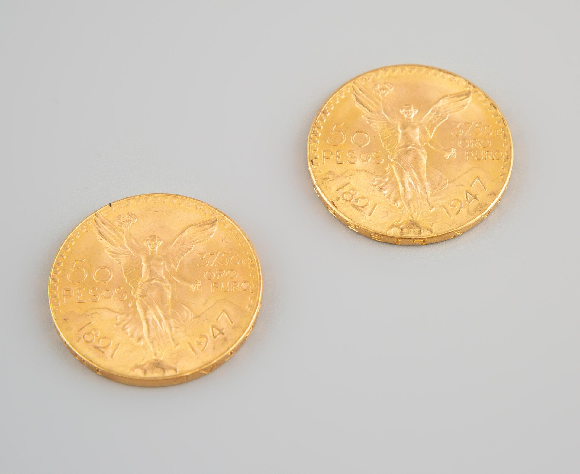 Null Zwei 50 Pesos Goldmünzen aus dem Jahr 1947. Gesamtgewicht 83,3g.