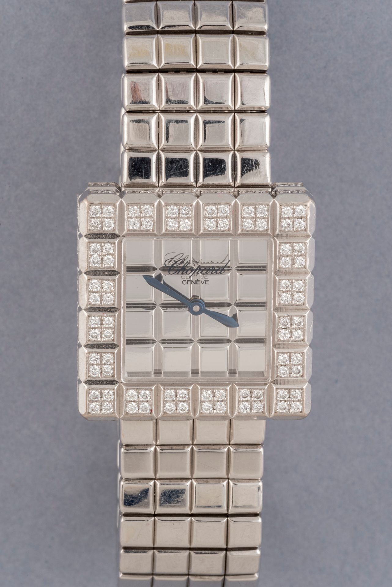 Null CHOPARD. Montre de dame en or gris, modèle Ice cube, Ref.13/6815-20, n°7652&hellip;