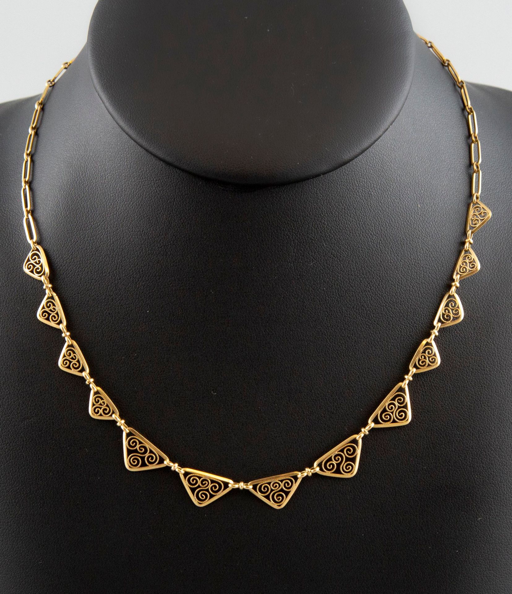 Null Openwork necklace in 18K yellow gold with filigree. Weight 9,2g.