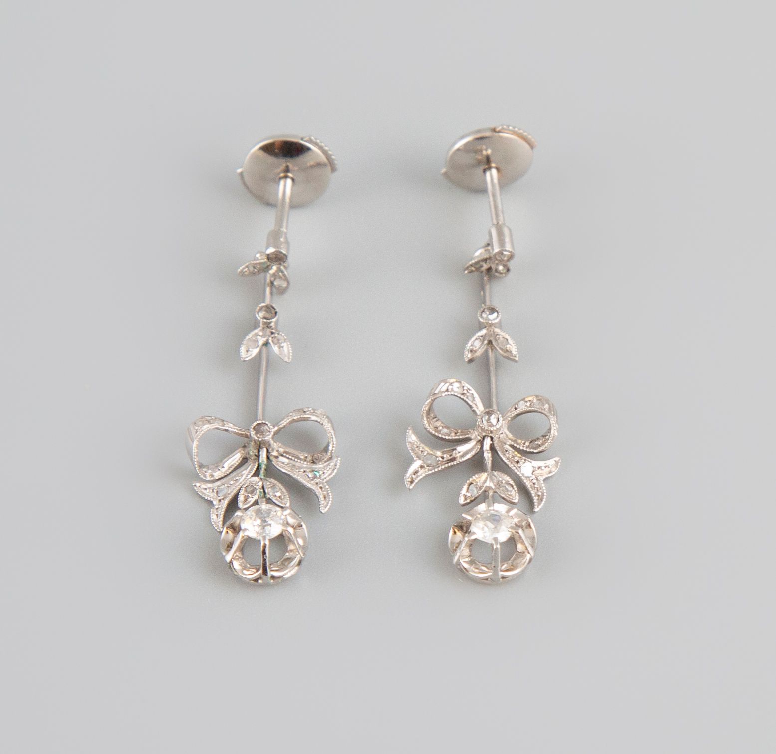 Null Ein Paar Ohrringe aus Gold und Platin, besetzt mit Diamanten im Altschliff &hellip;
