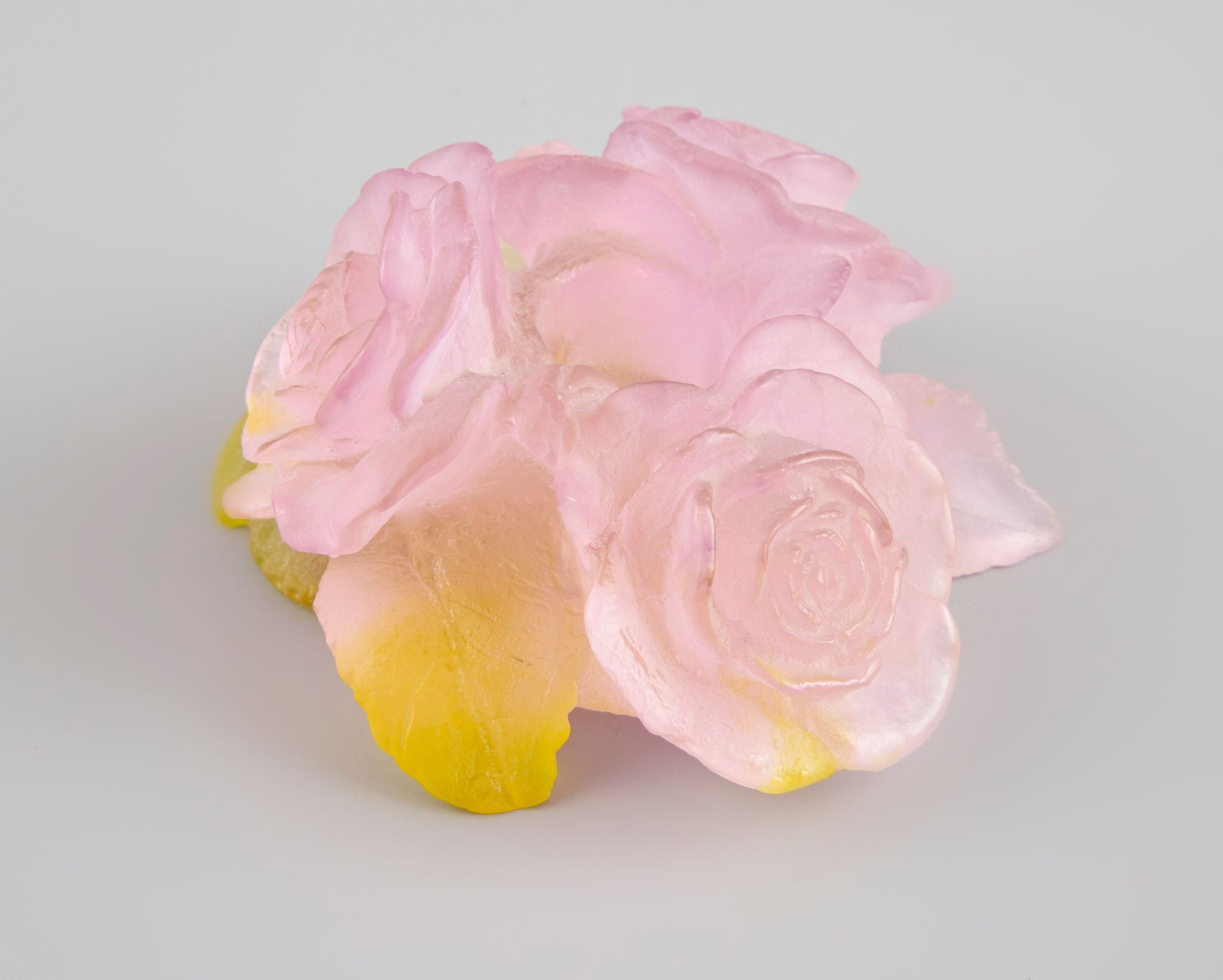 Null DAUM. Candeliere in pasta di vetro che rappresenta rose. Nella sua scatola.