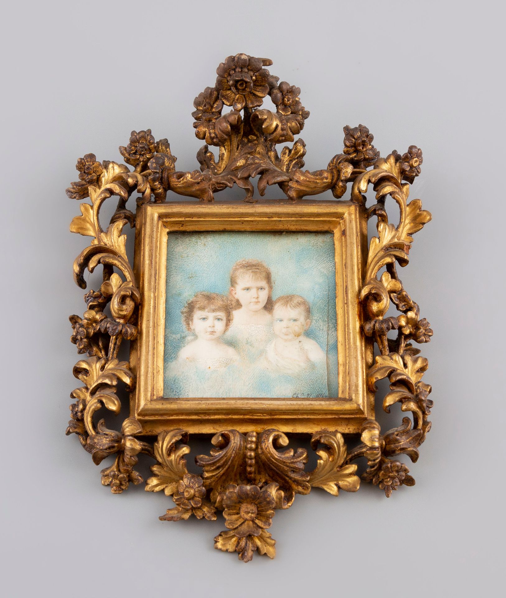 Null "儿童的肖像"。象牙上的微型画，框架为雕刻的鎏金木。视线 8x7,5cm。(裂缝)。