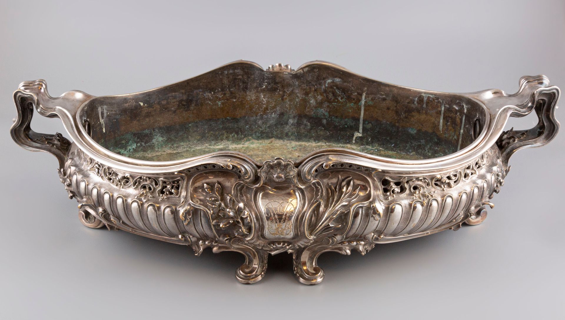Null 重要的罗盖尔风格的镀银青铜器中央装饰。内部尺寸为47x27厘米。
