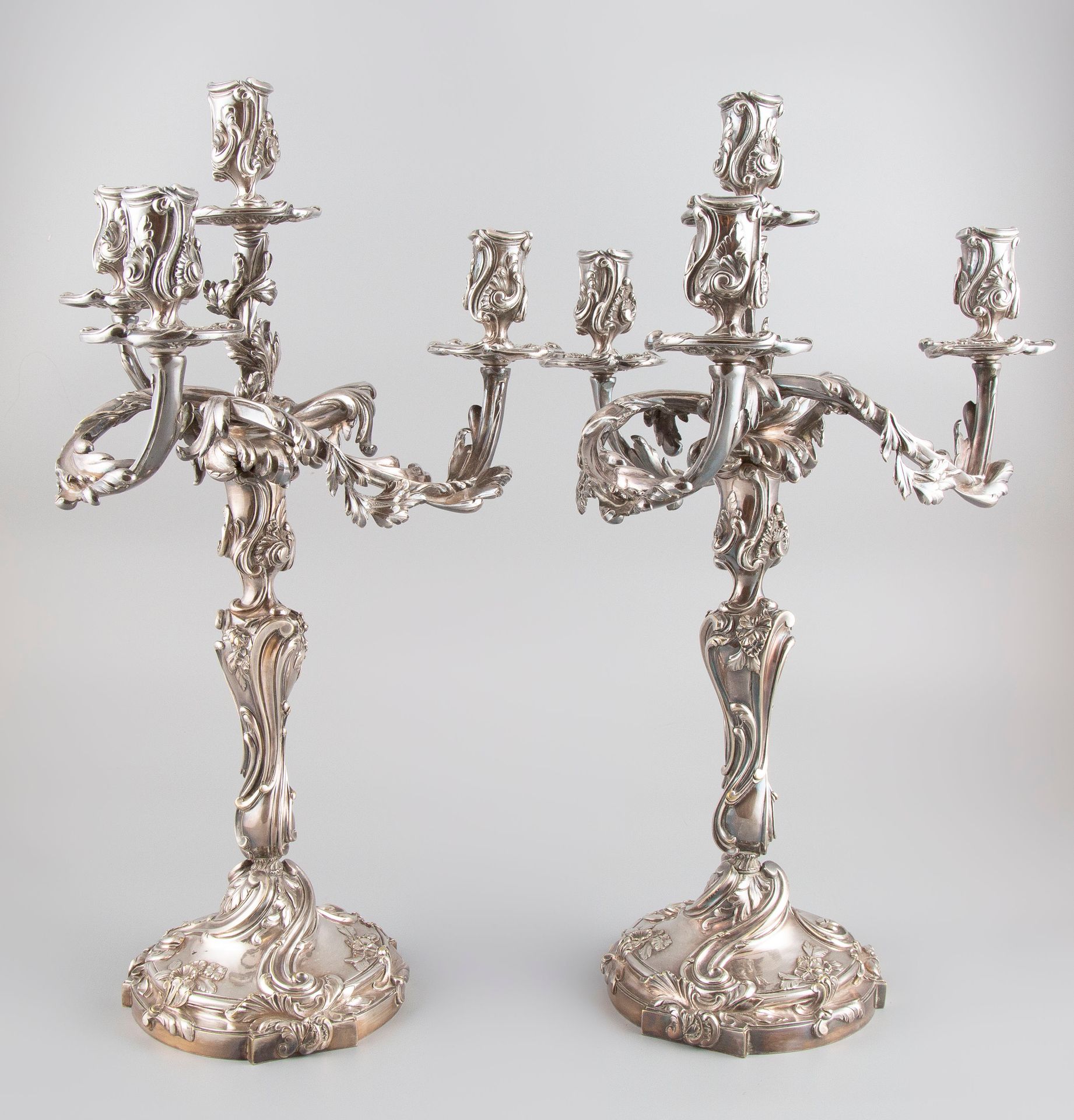 Null Ein Paar vierflammige Kandelaber im Rocaille-Stil aus versilberter Bronze. &hellip;