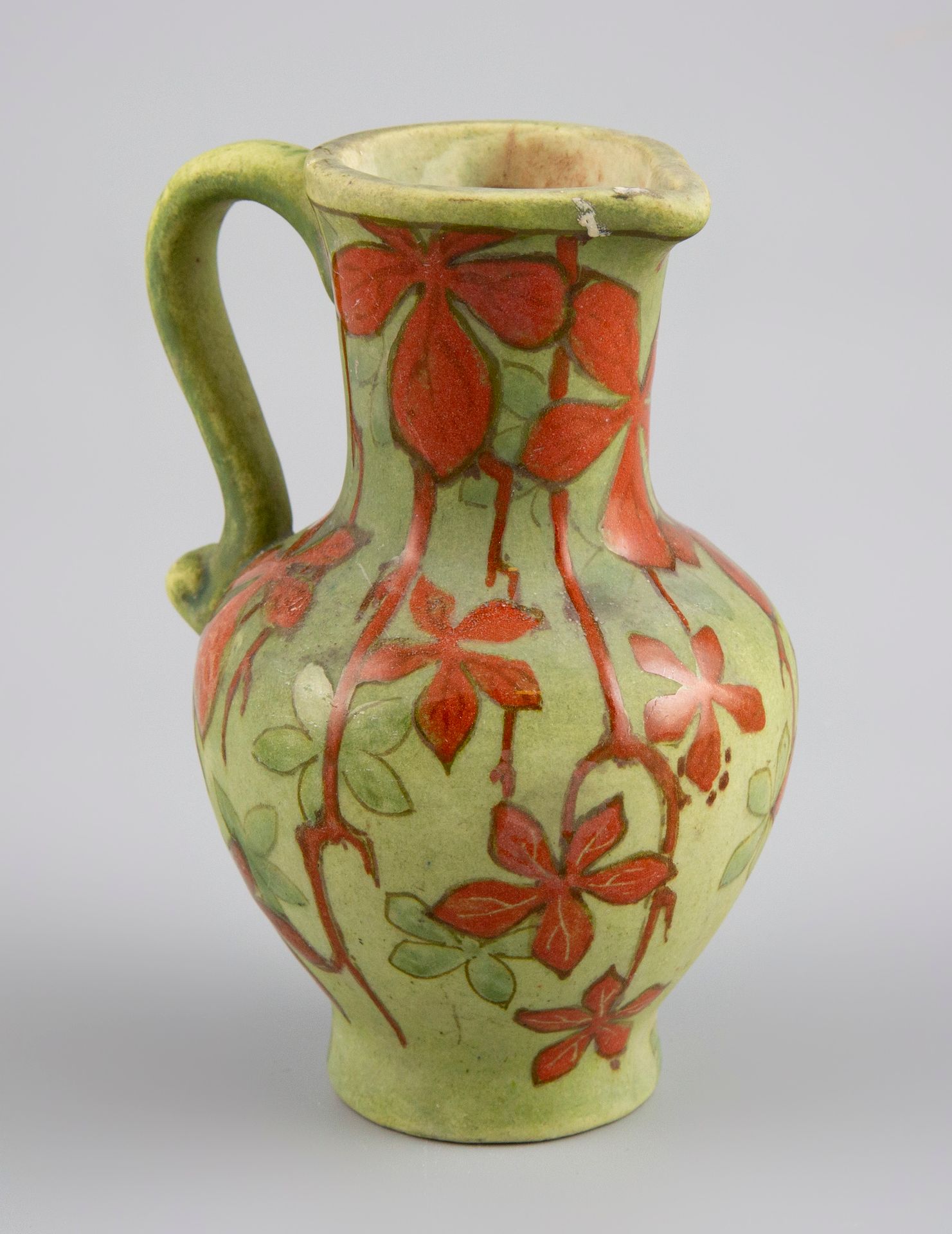 Null LACHENAL. Caraffa in ceramica con motivi floreali smaltati. H.13cm.