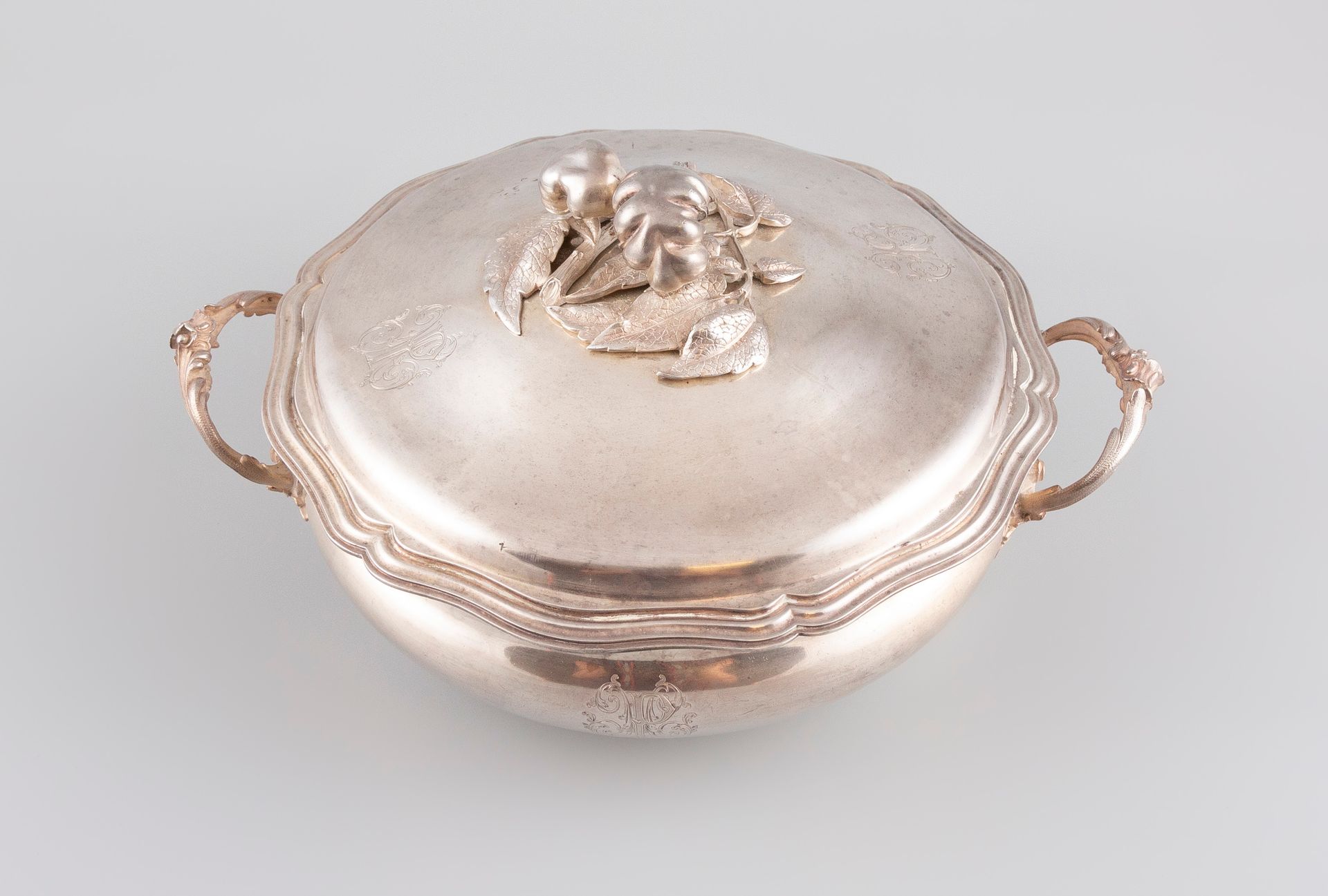 Null Covered vegetable dish in silver plated metal.