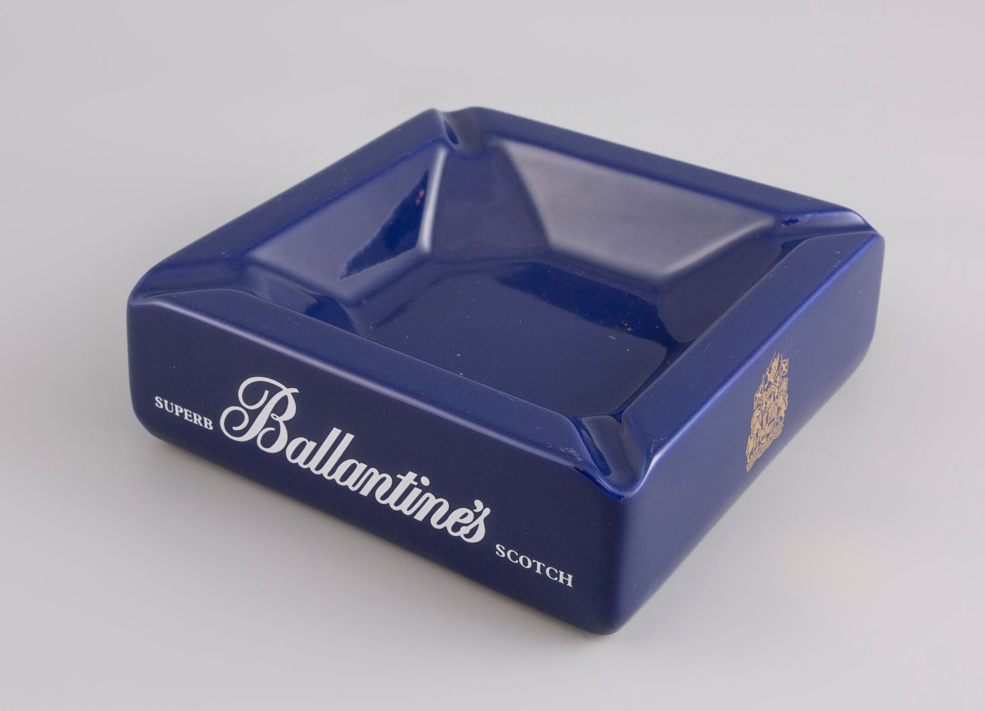 Null Quadratischer Keramik-Aschenbecher mit blauem Hintergrund BALLANTINES. 17x1&hellip;