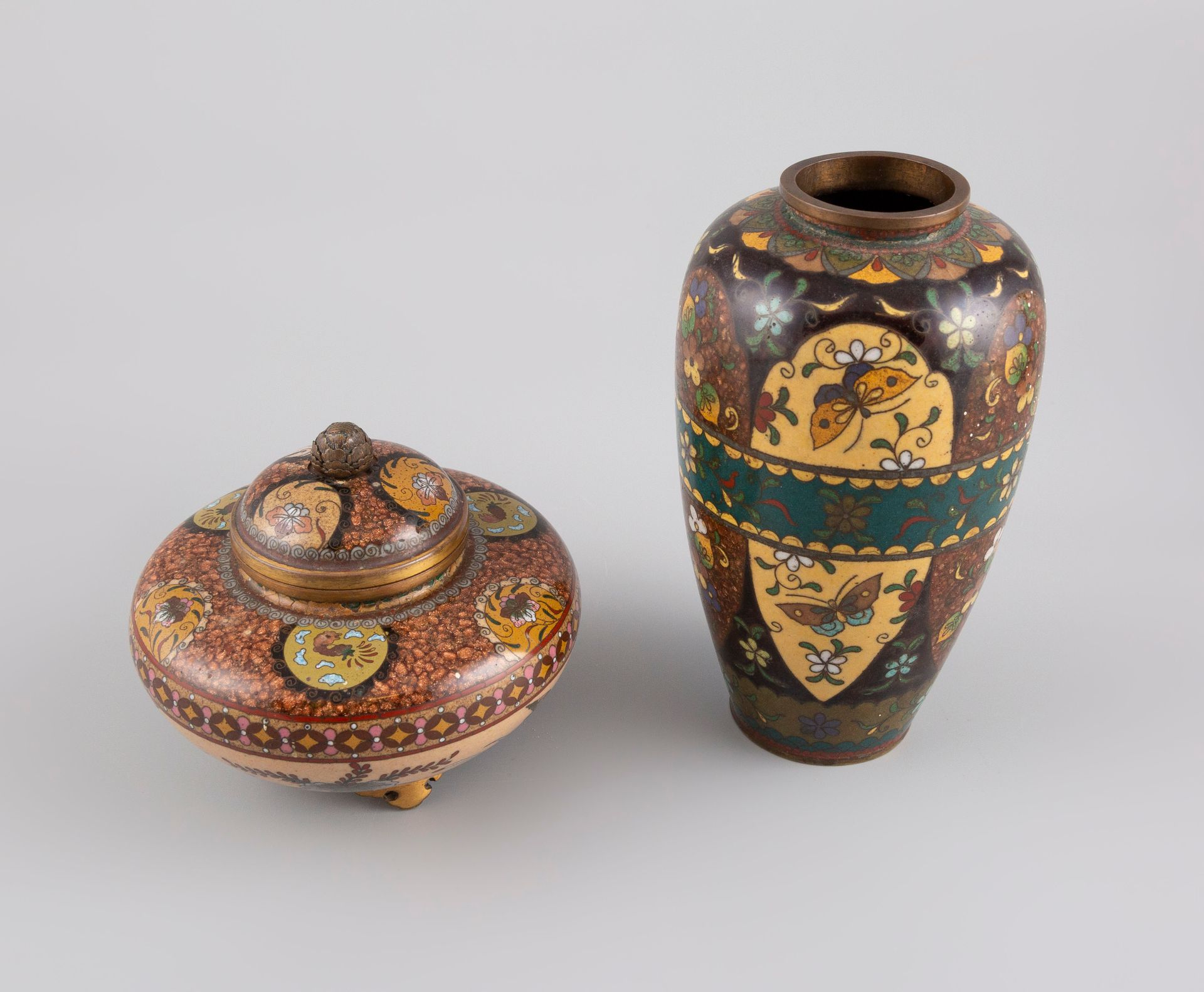 Null Lot including two cloisonné : a covered box and an ovoid vase.