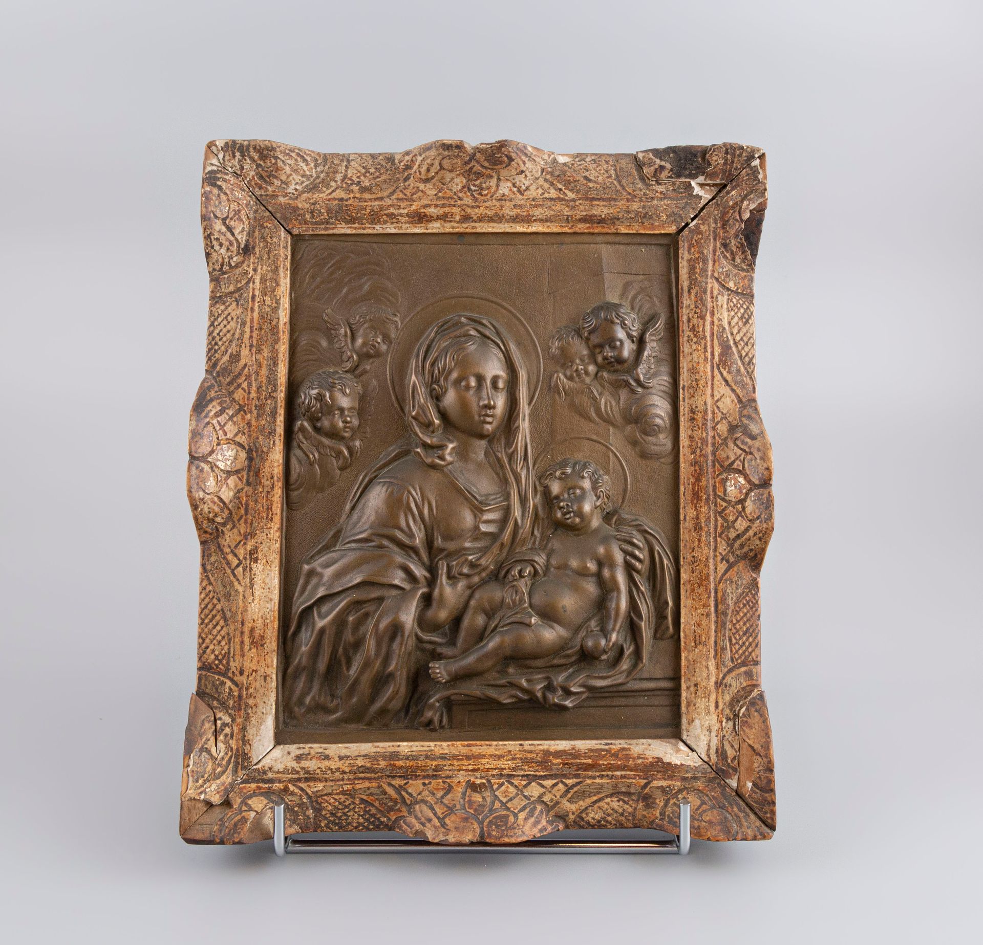 Null 铜质高浮雕，表现圣母和沉睡的孩子，装在镀金的木框中。19世纪。视线26x20厘米。