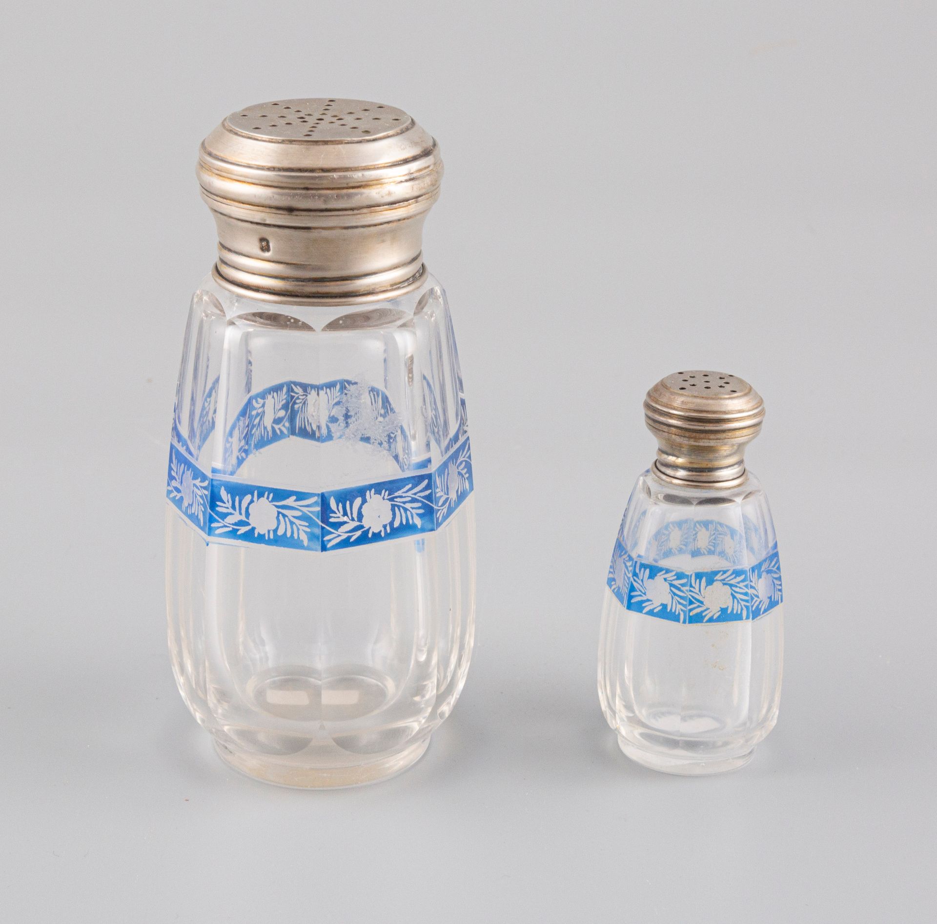 Null 玻璃盐瓶和洒水壶，上面刻有花，瓶塞是银制的，有Minerve的标志。