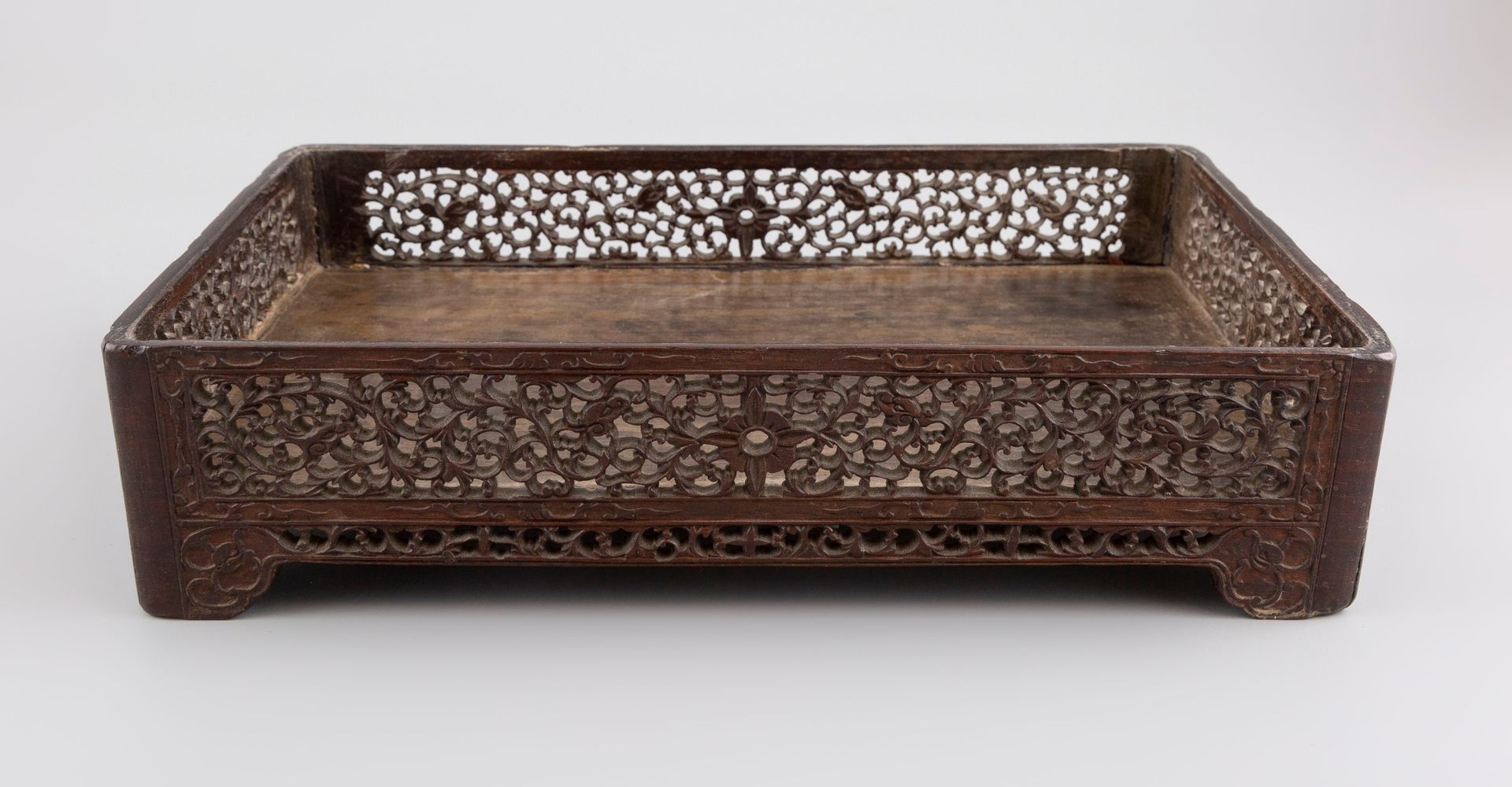 Null China. Wooden tray with a fine openwork design. Around 1920. 33x20cm.