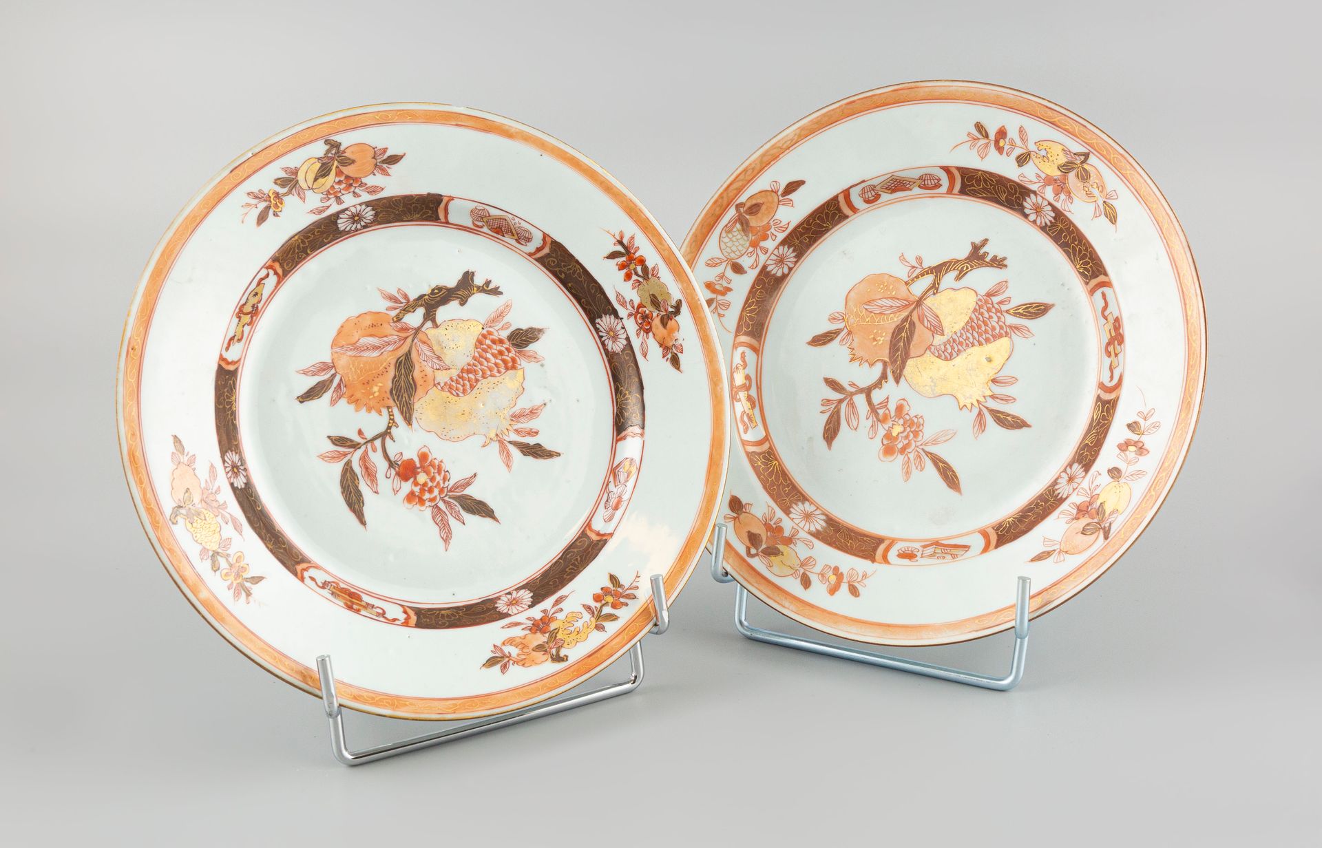 Null Compagnie des Indes. Pair of porcelain plates with a painted pomegranate. 1&hellip;